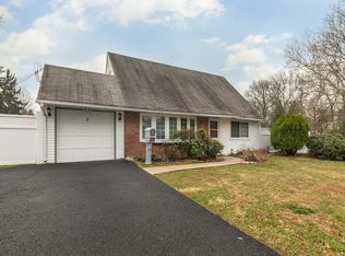 2 Jasmine Rd, Levittown, PA 19056