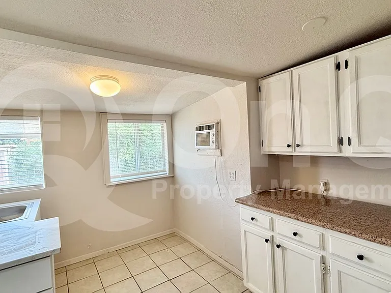 225 S Grand Dr #4 — Photo 2