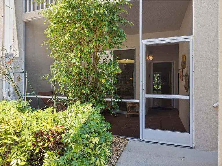 9611 Castle Point Dr #915 — Photo 2