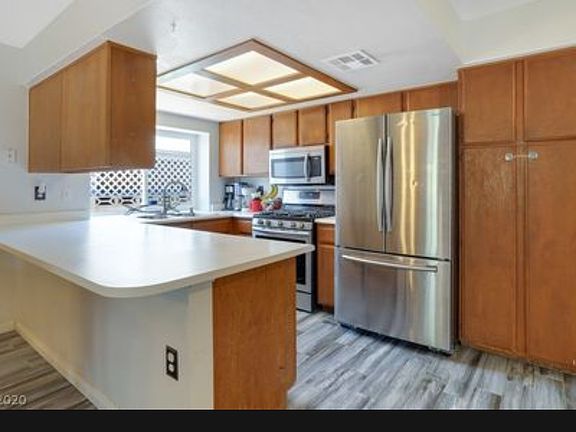 5th image of 445 Wheaton Ct