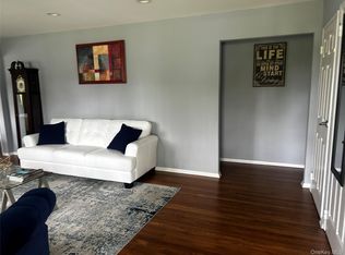 31 Starlight Dr, Commack, NY 11725