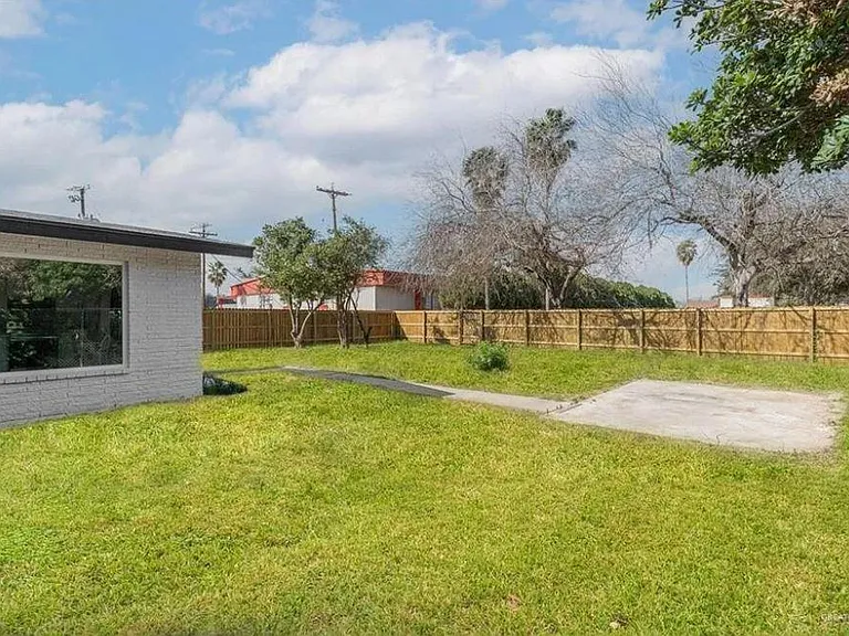 2228 Ivy Ave — Photo 2