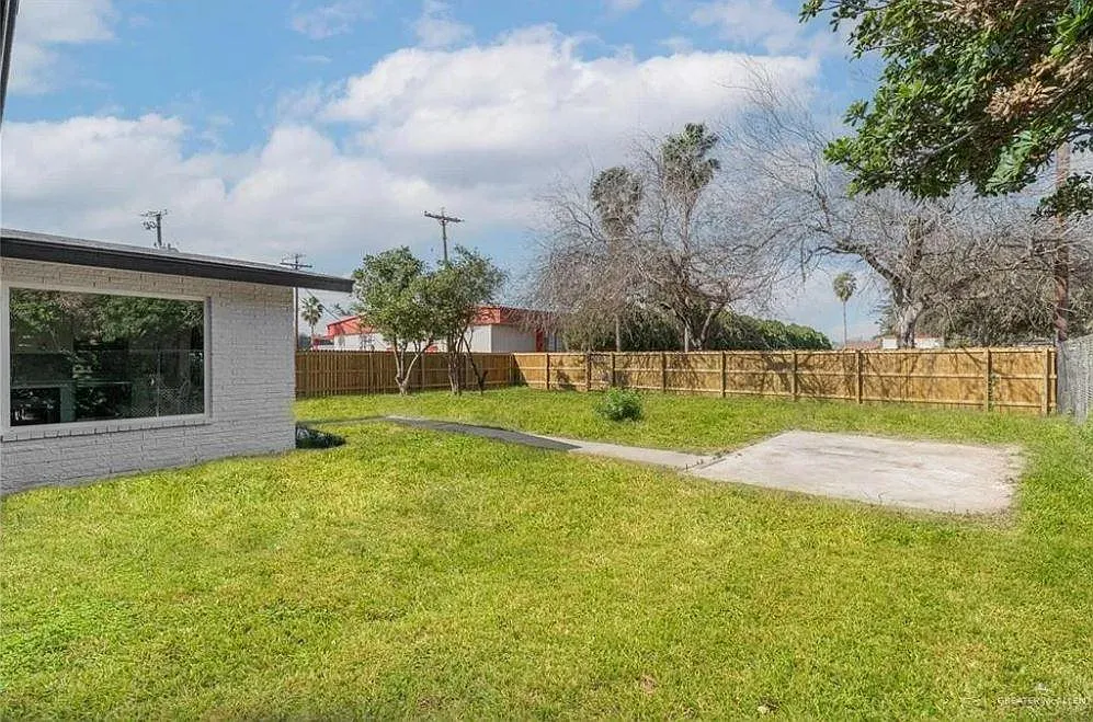 Building Photo - 2228 Ivy Ave