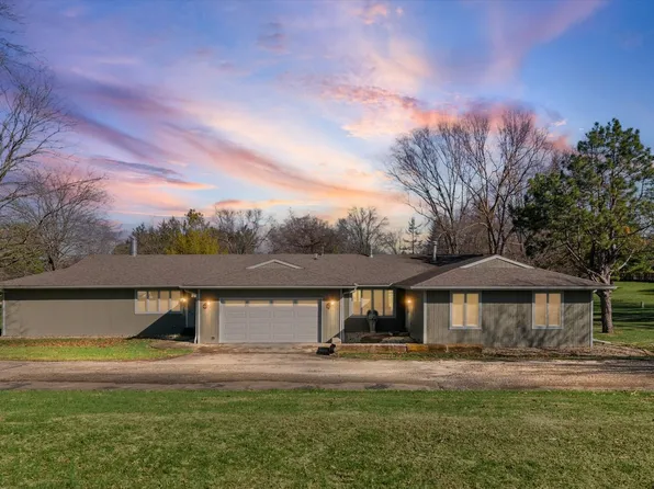 1902 Golf Dr, Mahomet, IL 61853