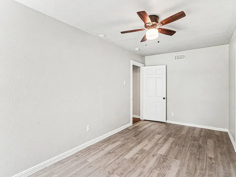 1108 E Robert St — Photo 16