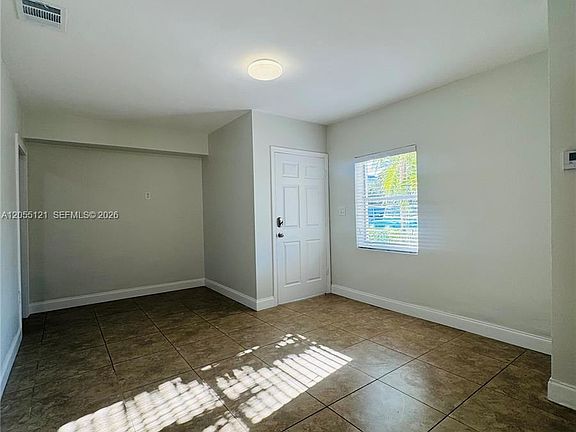 3rd image of 2816 Pine Tree Dr Unit 3