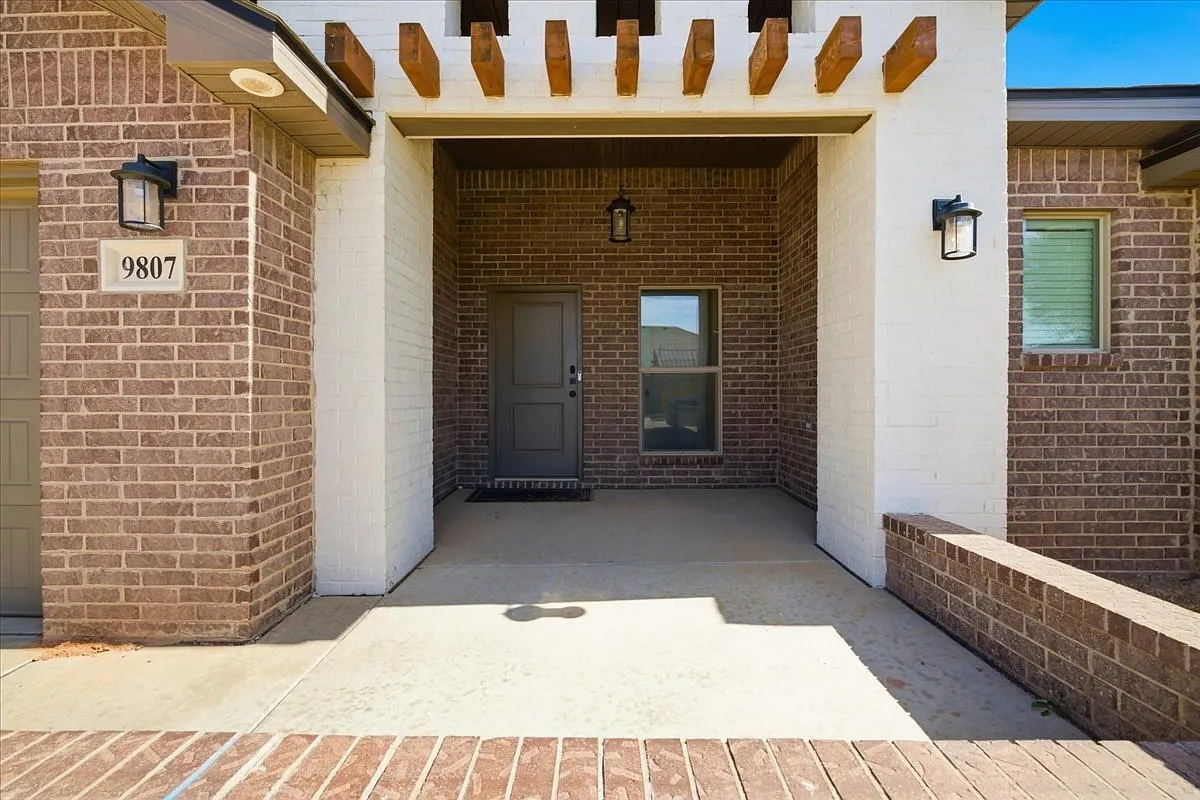 4 bed, 3.0 bath, 2660 sqft, $2,700 — Photo 2