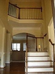 Dramatica dn inviting two-story foyer with balcony