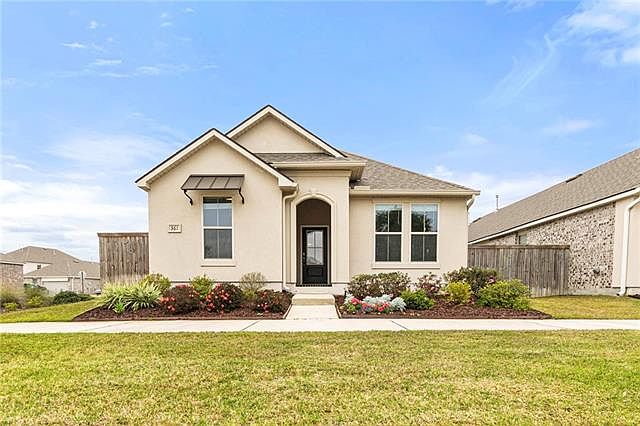 1st image of 361 Lakeshore Vlg E