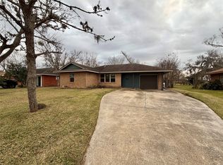 104 Mimosa St, Lake Jackson, TX 77566