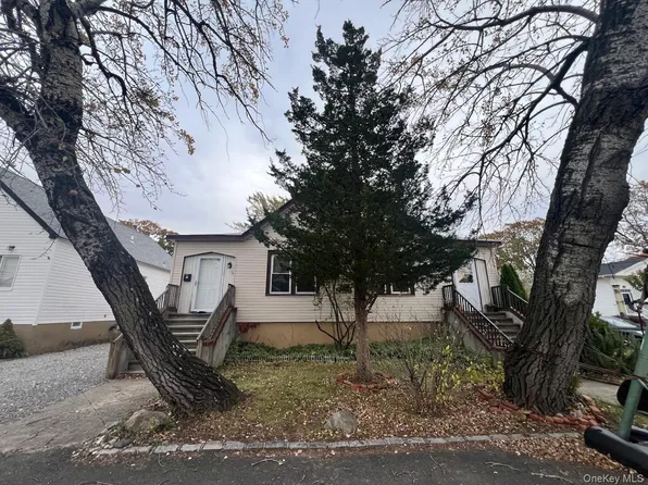 5 4th Stret, Bayville, NY 11709