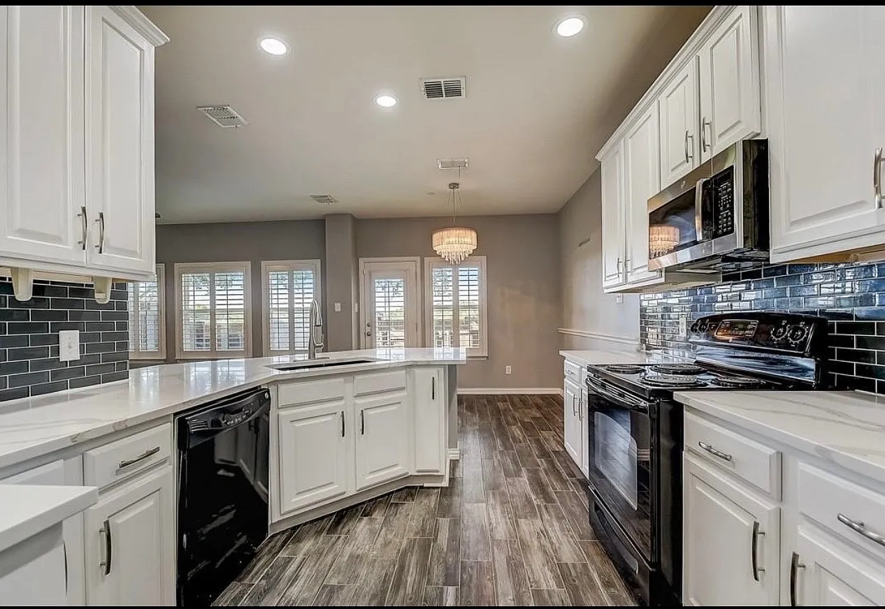 3 bed, 2002 sqft, $2,550 — Photo 4