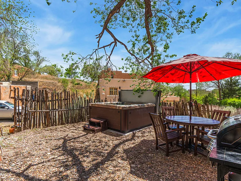 Yard / Hot Tub / Outdoor Table