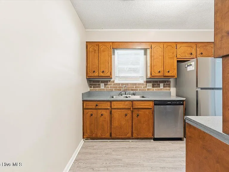 1910 Neptune Dr — Photo 11