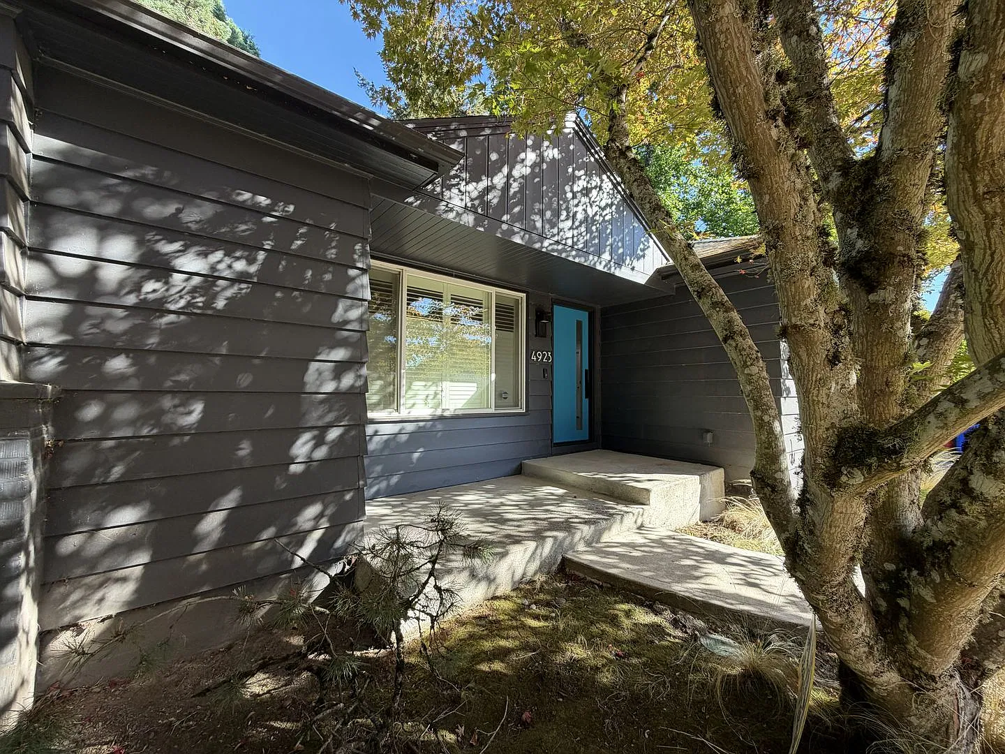 Beautifully Updated SW Portland Single-Level Ranch with 3 Bedrooms, Designer Kitchen, Park-Like B... — Photo 4