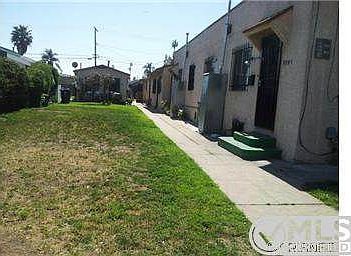 1st image of 906 W 83rd St