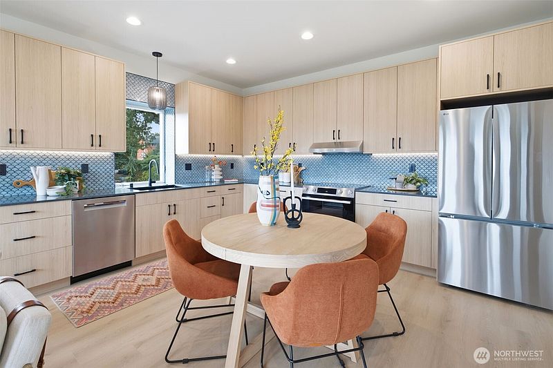5th image of 4521 35th Avenue S