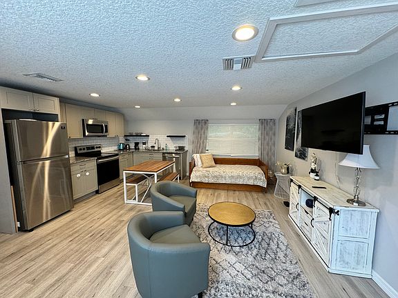 4th image of 607 E Harwood St #611