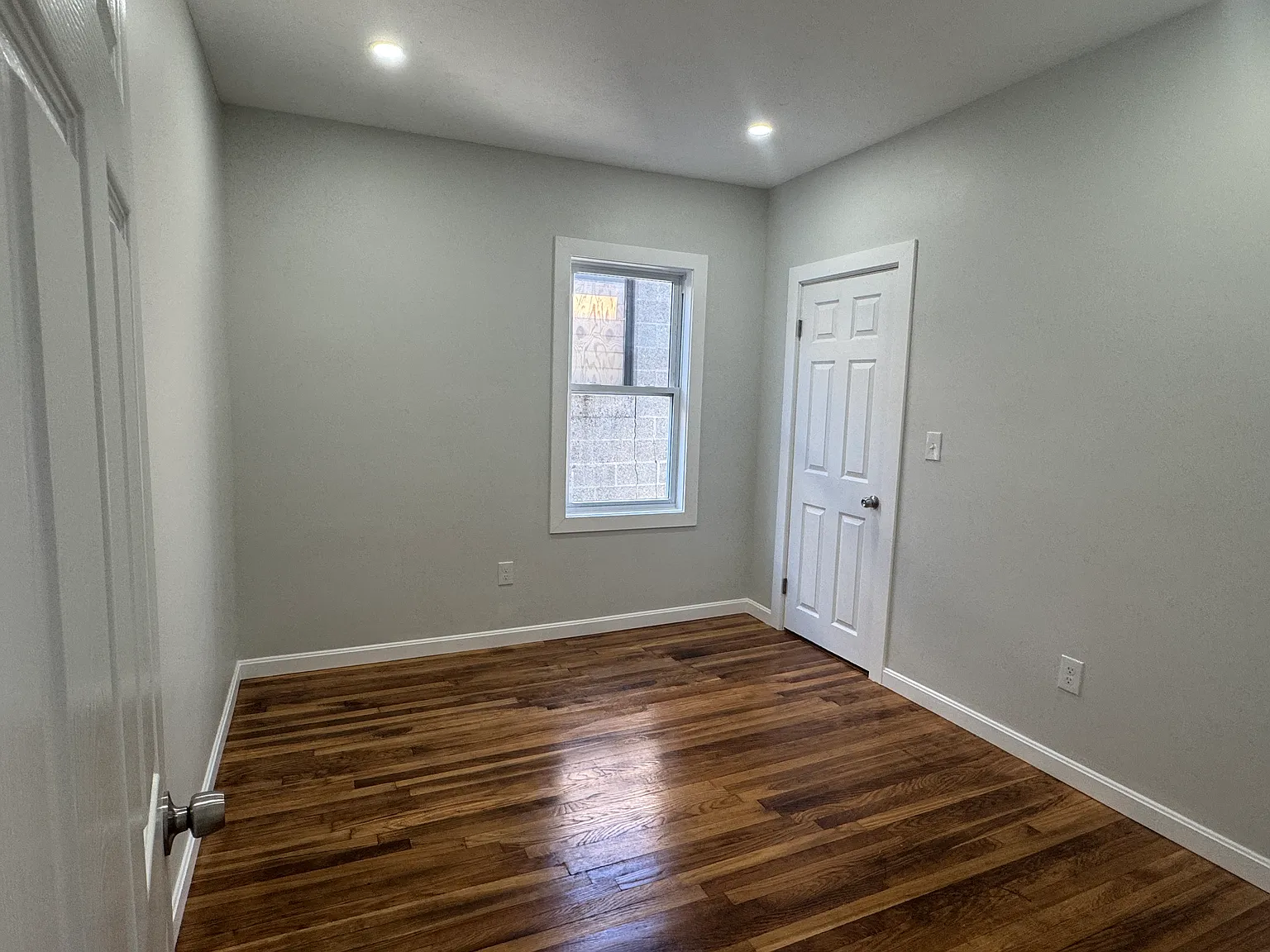 3 bed, 1000 sqft, $2,300 — Photo 2