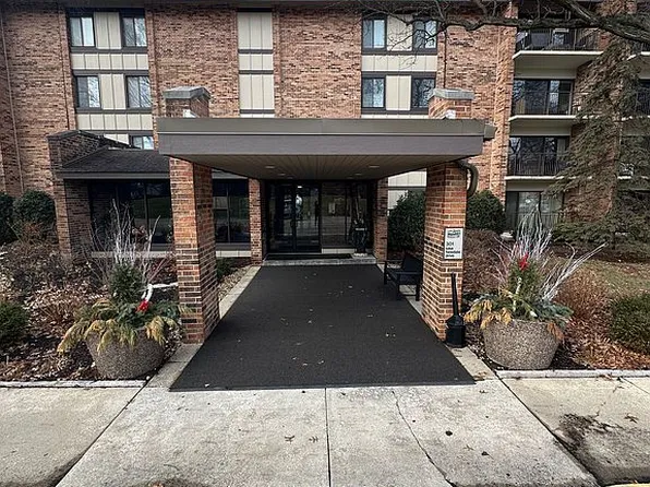 301 Lake Hinsdale Dr APT 108, Willowbrook, IL 60527