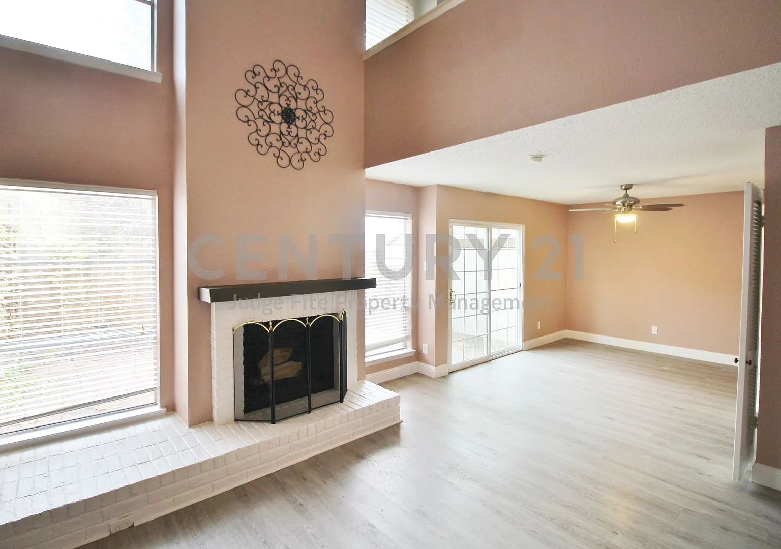 Lovely 3-Story 3/2.5/2 Townhome In Mesquite ISD For Rent! — Photo 3