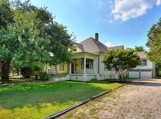 831 W San Antonio St, Lockhart, TX 78644
