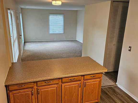 New kitchen vinyl plank flooring.
New carpeting throughout.
Installed April 2024