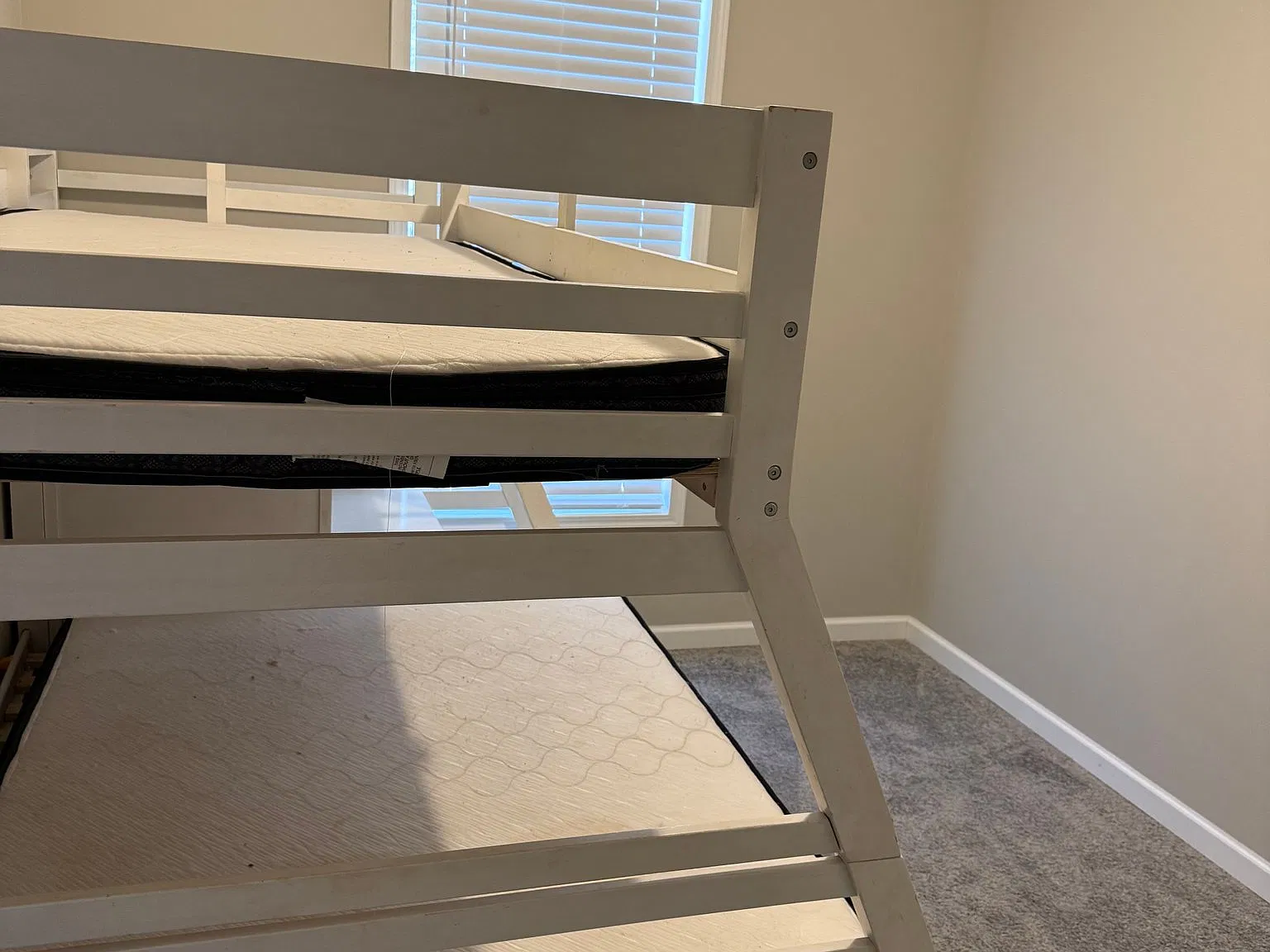 Nearly new Franklin Home — Photo 4