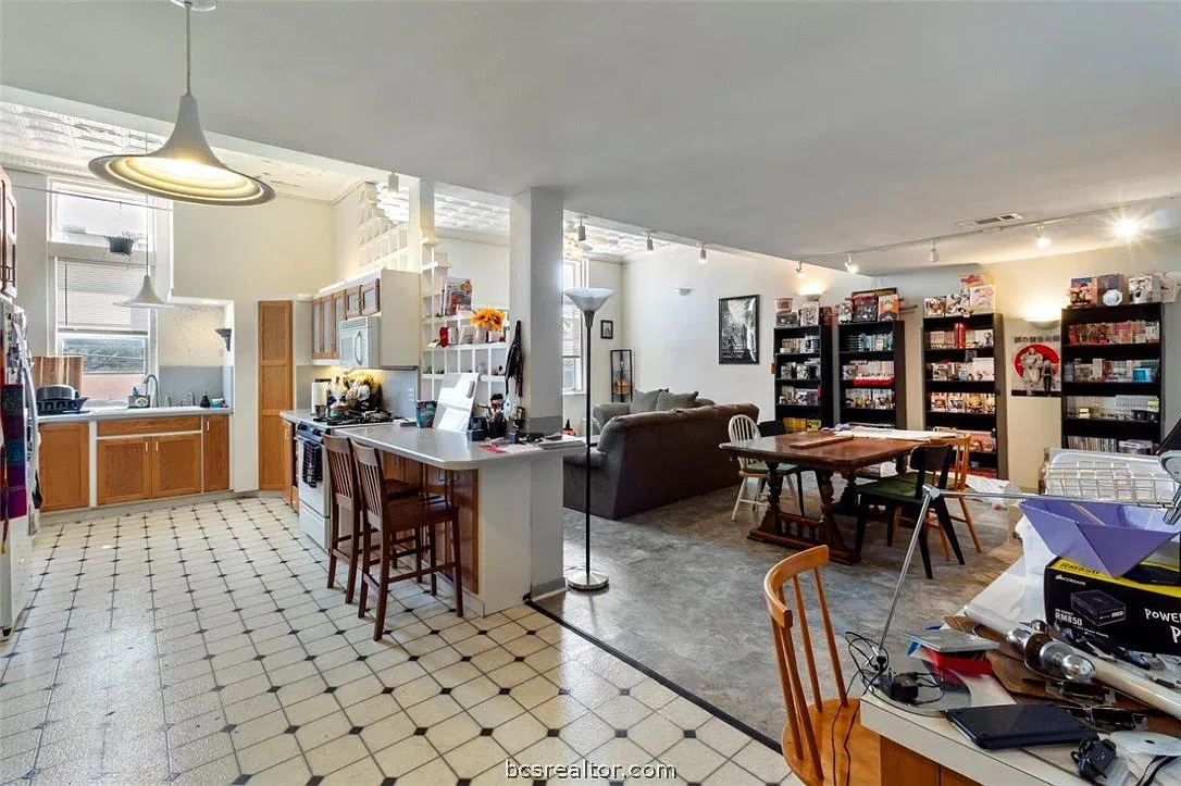 2 bed, 3000 sqft, $3,500 — Photo 2
