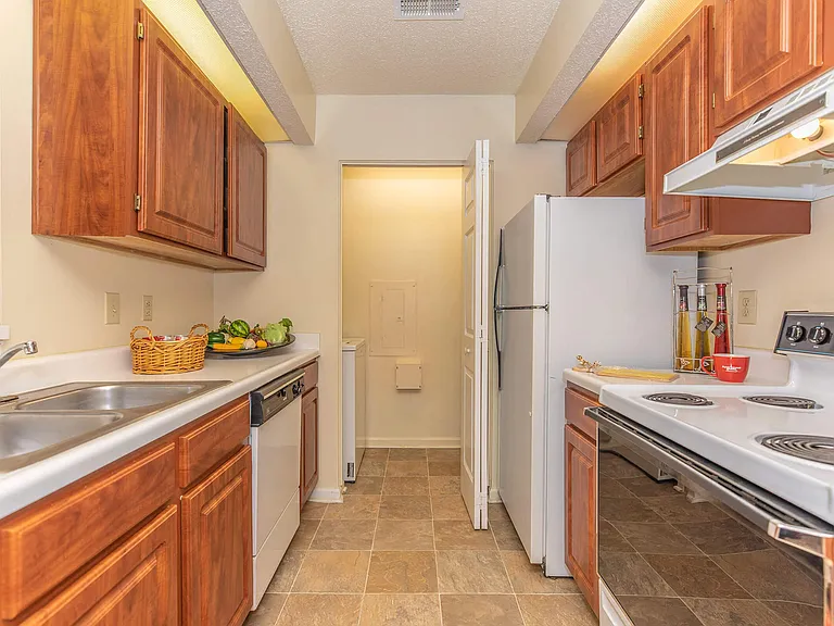 Arbors at Windsor Lake Apartments — Photo 14