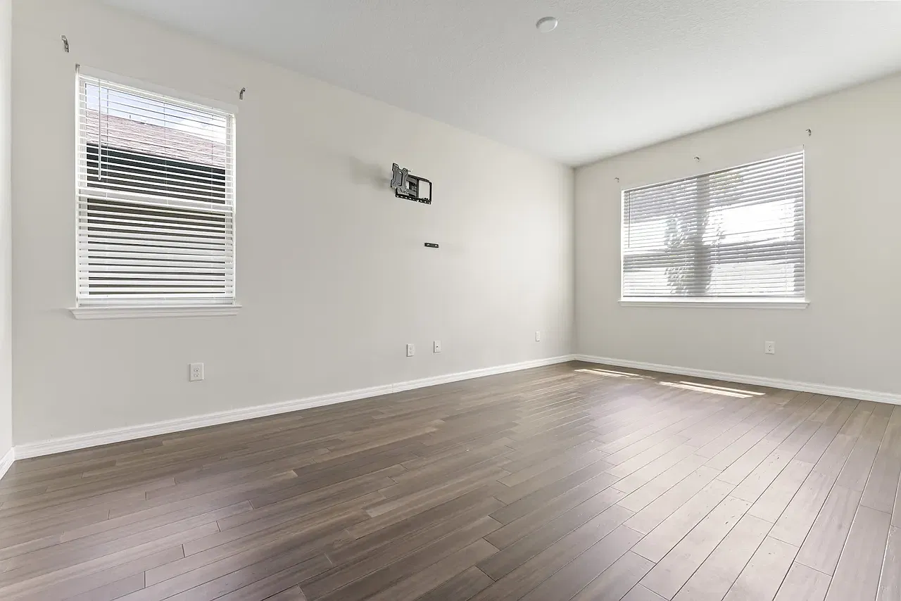4 bed, 4244 sqft, $4,000 — Photo 1