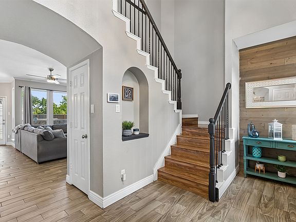 3rd image of 324 Shady Timbers Ln