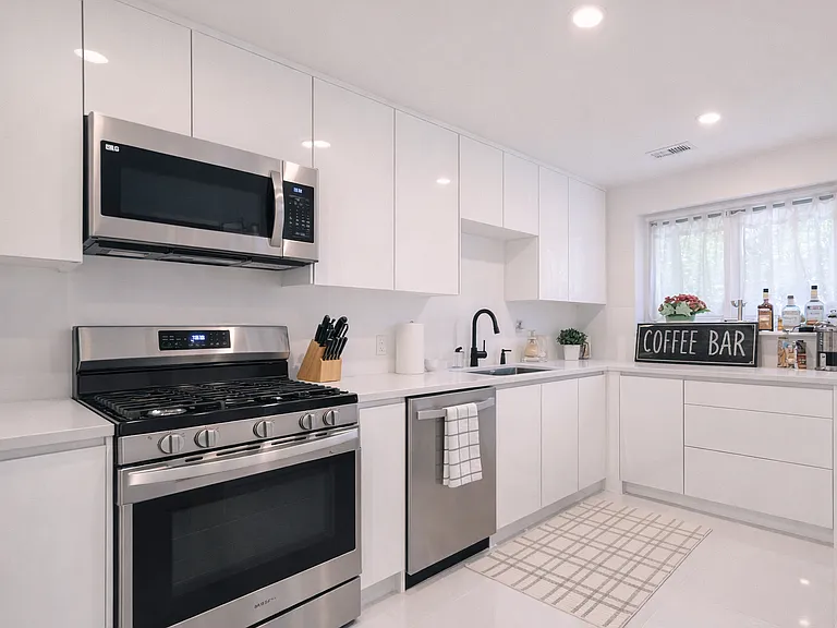 370 N Greeley Ave — Photo 1
