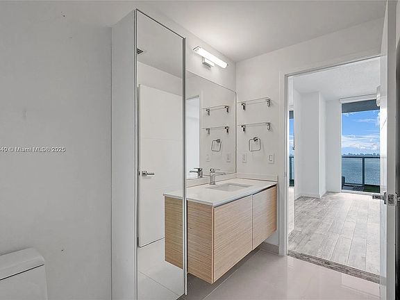 4th image of 600 NE 27th St #2100