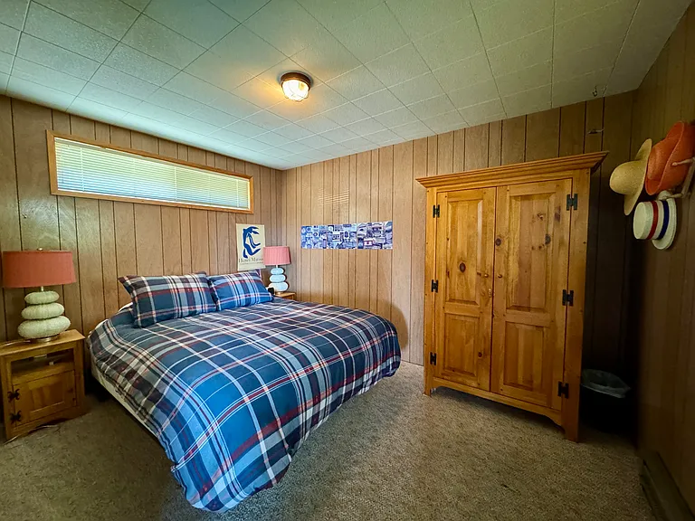Second queen size bedroom upstairs
