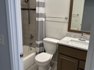 2 Parkside Ct APT 9, Vernon Hills, IL 60061