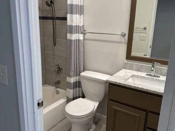 2 Parkside Ct APT 9, Vernon Hills, IL 60061