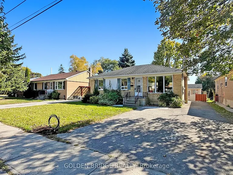 438 Centre St E — Photo 2