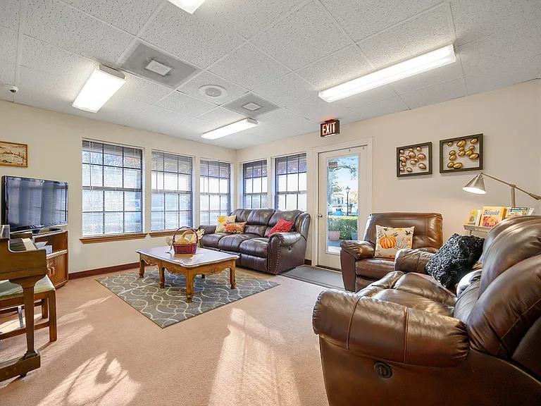 Colonial Lodge Apartments — Photo 11