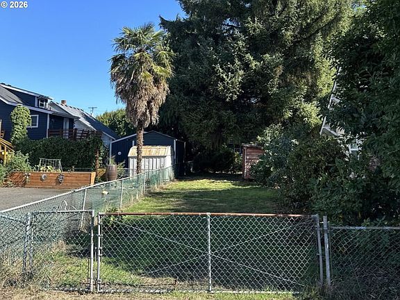 4th image of 212 NE Bridgeton Rd