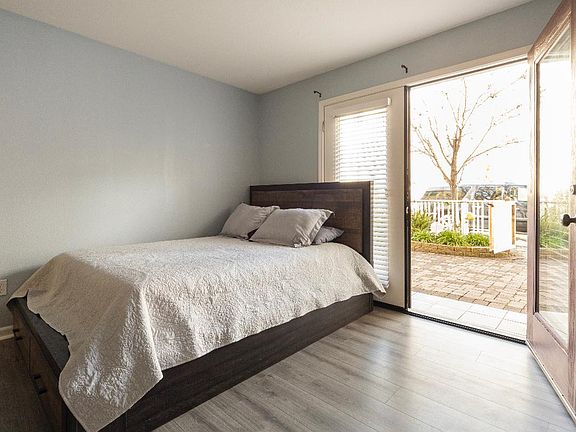 2nd image of 1121 Summer Ln #1
