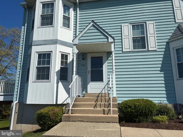 566 Applewood Ct, Upper Chichester, PA 19014