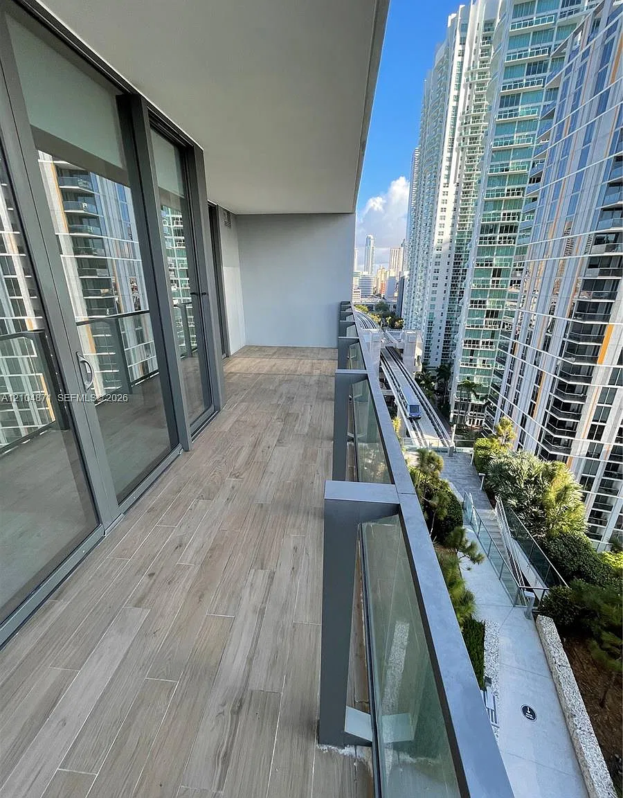 Reach Condo — Photo 3