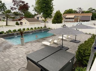 3910 Darby Ln, Seaford, NY