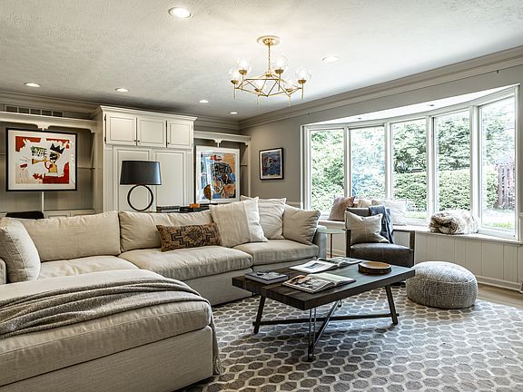 4th image of 410 Somerset Dr W