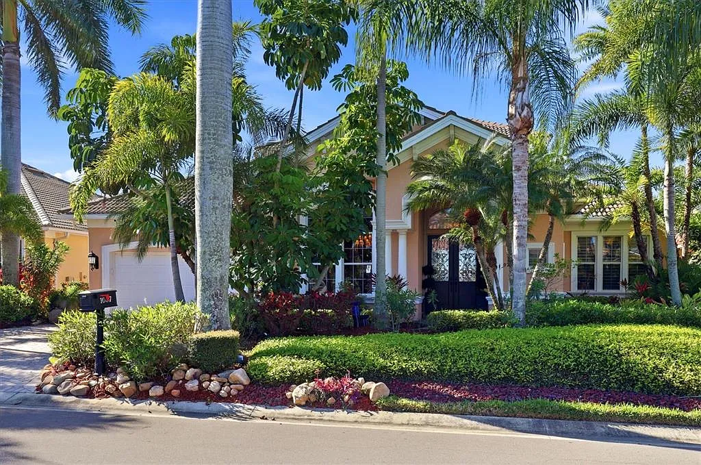 5 bed, 5.0 bath, 4360 sqft, $9,700 — Photo 1