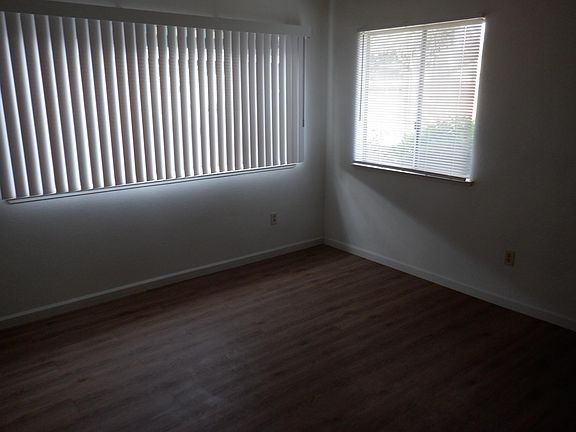 4th image of 1366 E Oak Ave