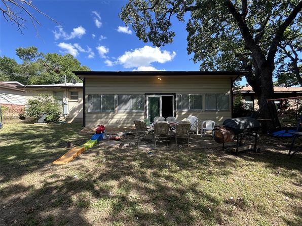 135 Oak Dr E, Hurst, TX 76053