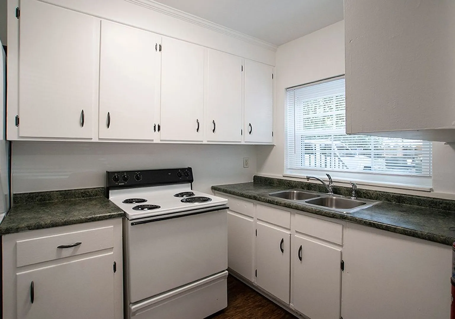 Quaint Downstairs 2BR/1BA in Ardsley! — Photo 4