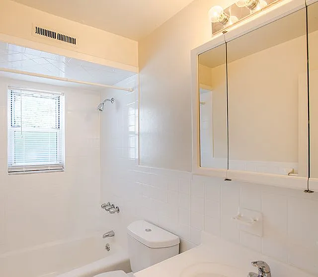 Brick Gardens Apartments — Photo 17